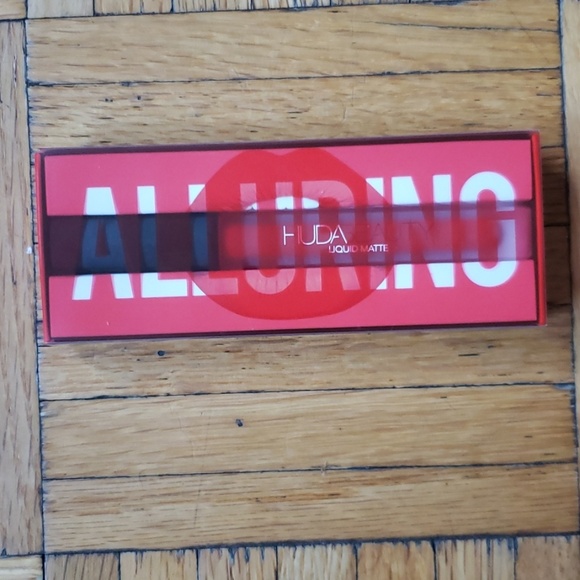 Huda Beauty Liquid Matte Lipstick in "Alluring" - Picture 4 of 7